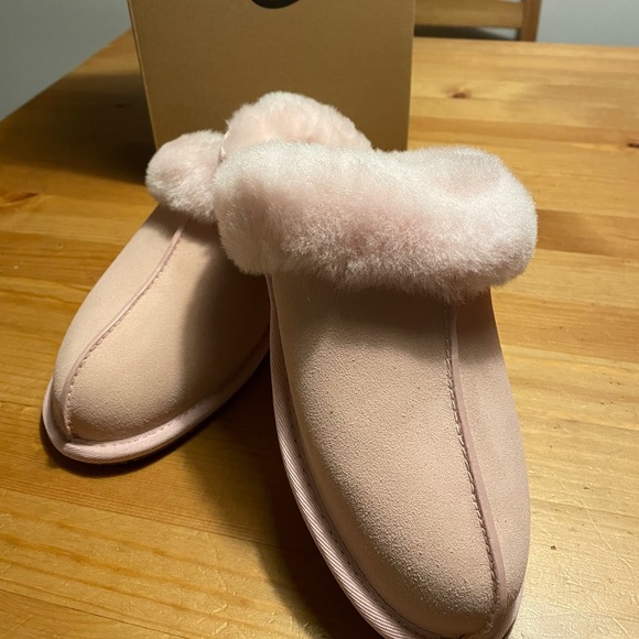 UGG Shoes - 💕UGG scuffette II slippers size 8💕